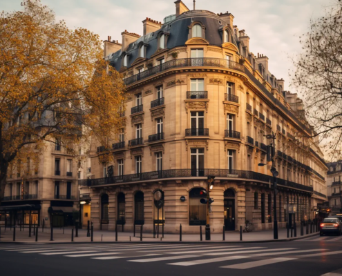 Immeuble haussmannien dans une rue Parisienne